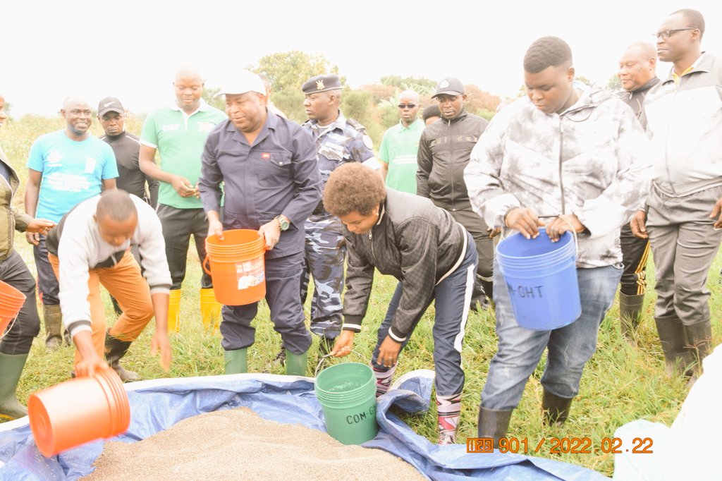 nyaburungapost's tweet photo. 🌾Accompagné par @Burundi1stLady, Le Président de la République du #Burundi se joint aux riziculteurs du marais #Ndebe dans les travaux de fertilisation des exploitations rizicoles de 23 ha, attribuées aux 23 coopératives.
@Gitega https://t.co/PkkSBE8VdP