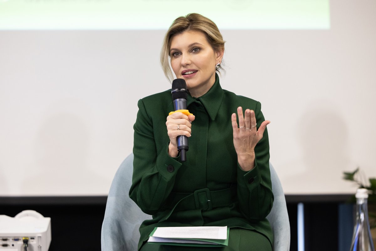 UReportUkraine's tweet photo. Yesterday during public dialogue with #youth #FirstLady discussed psychological #wellbeing. “Mental health is not about having no stress at all, but to be prepared to withstand them &amp; feel the support of society,” says #FirstLady Olena Zelenska https://t.co/Opy0W6Of6b