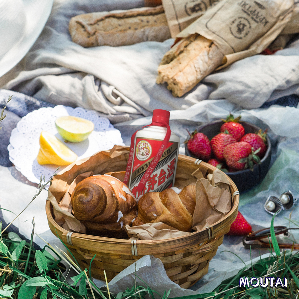 With the blowing of the warm breeze, spring comes quietly. How about having a picnic with me if the weather's fine? No need to bring too much stuff for this date. Some snacks, one bottle of Moutai, and a good mood will be enough. #MoreSensation