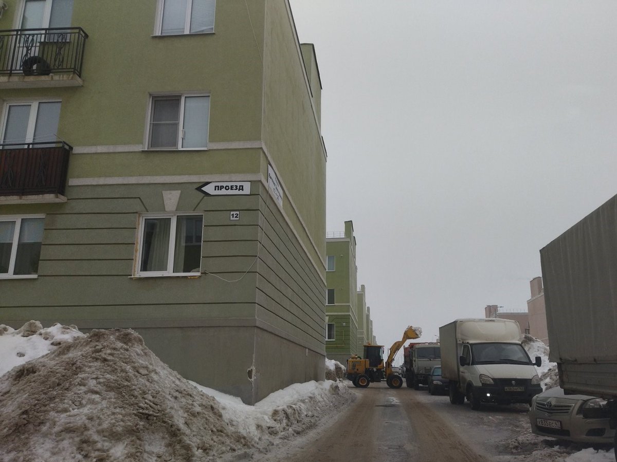 Работы по расчистке снега  и его вывозу с придомовой территории продолжаются.