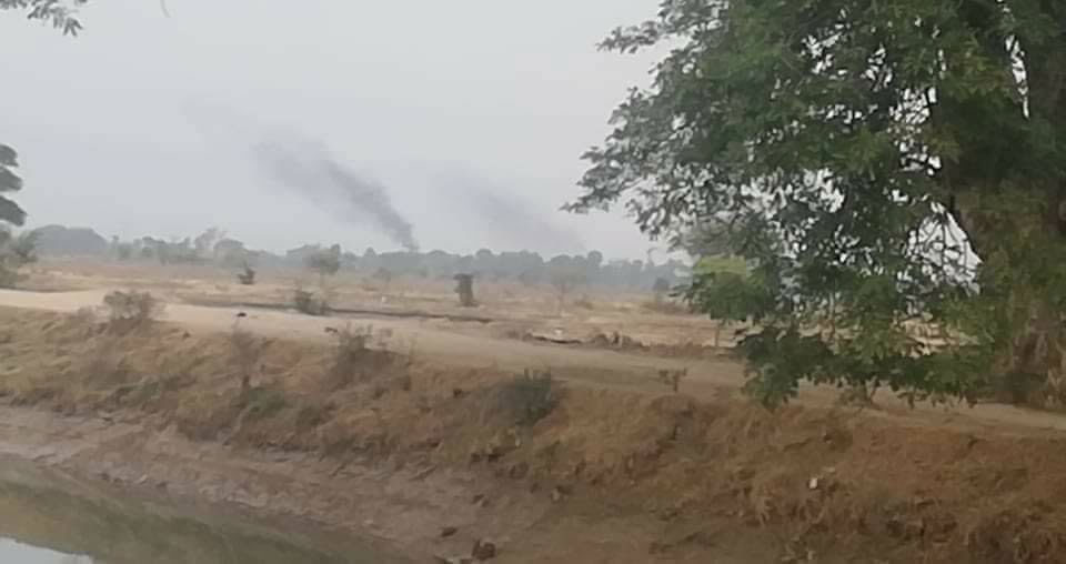 MizzimaNews's tweet photo. Junta troops set fire to #Kyakhat village in #Sagaing’s #Depayin Township | Mizzima #Myanmar News and Insight https://t.co/FTCCtOTQ9P https://t.co/aWWifACeKL