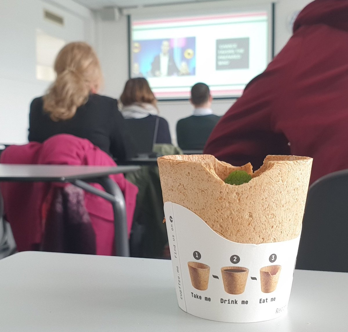 MichelKao's tweet photo. Vandaag op de HAN-brede studiedag aan de slag met de 6 doelen uit het koersbeeld van de HAN! Een daarvan is duurzaamheid, dat ook de basis is voor het koersbeeld. Laat ik deze thee-kop dan in ieder geval als voorbeeld opeten 😁 #hannl #studiedag #koersbeeld #waarbenikin2028 https://t.co/YSneCoelUP