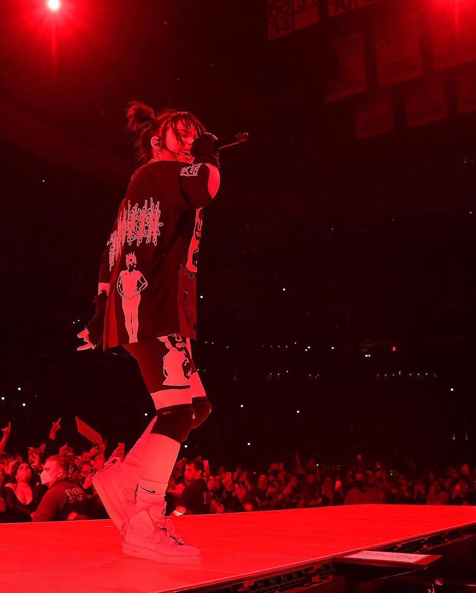 billiesource's tweet photo. Billie performing at @tdgarden in Boston, Massachusetts #HTEBoston https://t.co/NymuA37qfZ
