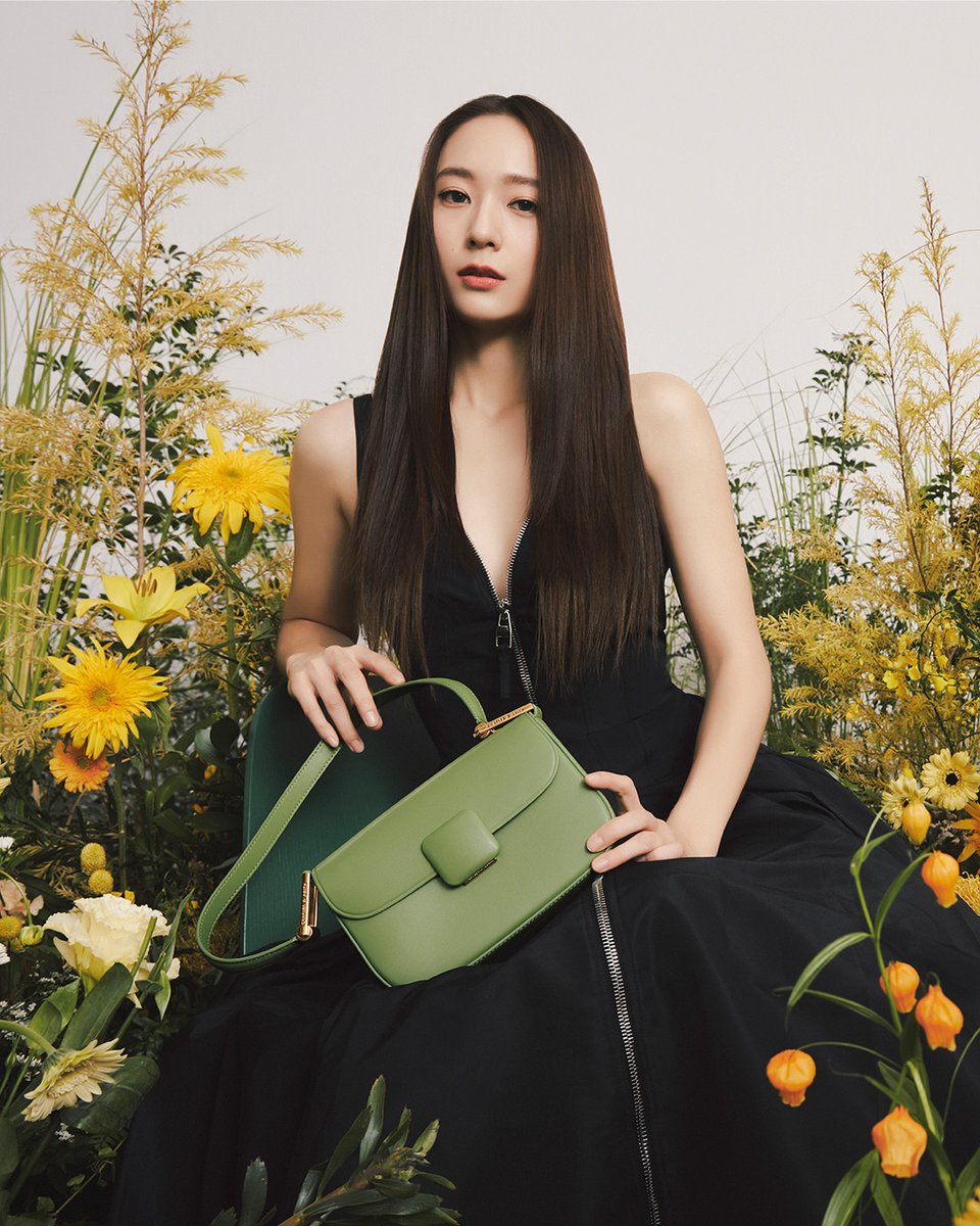 Charles_Keith's tweet photo. The retro-chic Koa shoulder bag is one of Krystal's favourite bags from the collection — this minimalist design looks particularly charming in green.

👜 : https://t.co/WHe1kROYlN

#KrystalxCharlesKeith
#CharlesKeithSS22 https://t.co/bFGnxbAdL4