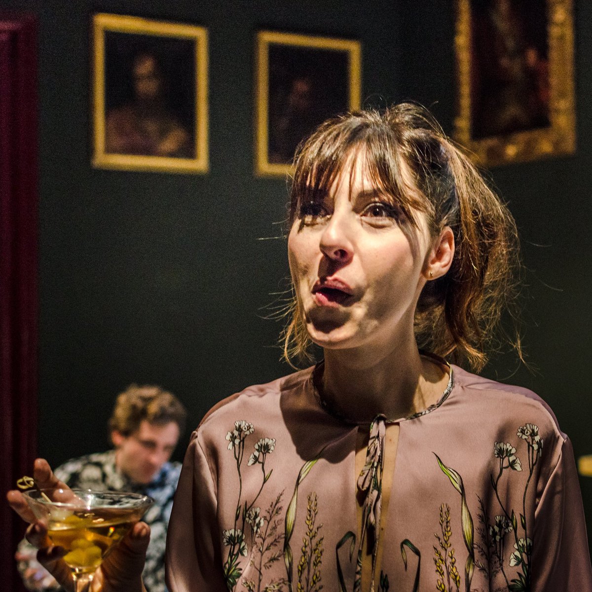 TEATRECBS's tweet photo. Paraules, mirades i... silencis de @latramabcn al #TeatredeLloret amb l'obra #Vernissatge de #VarclavHavel dirigida per @MariliaSamper. Les aparences no són sempre el que semblen ➡ el divendres 4 de març al teu teatre (20h).

🎟🎟 https://t.co/57CLejb7p0

#MyLloret #Teatre https://t.co/bT4sjbmQVN