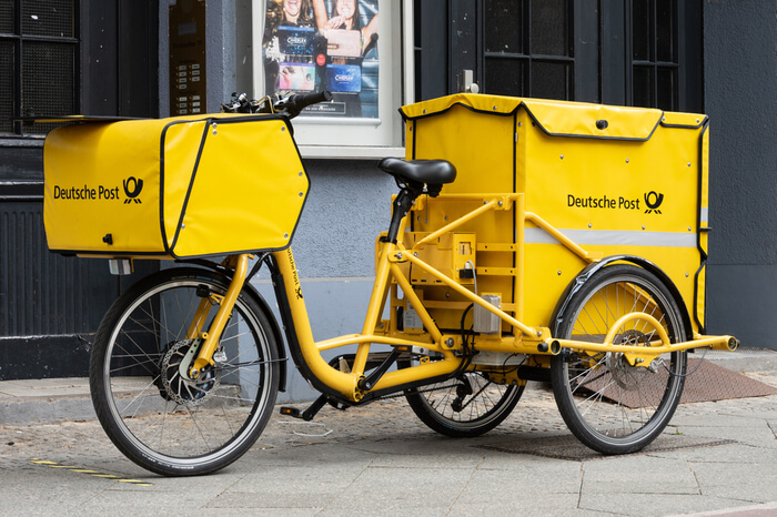 LogistikWatch's tweet image. #DeutschePost: Ab 2025 sollen 75 % der #Pakete zusammen mit #Briefen zugestellt werden 📦✉📬

👉 hubs.ly/Q014D8wS0

#Ecommerce #Onlinehandel #Logistik