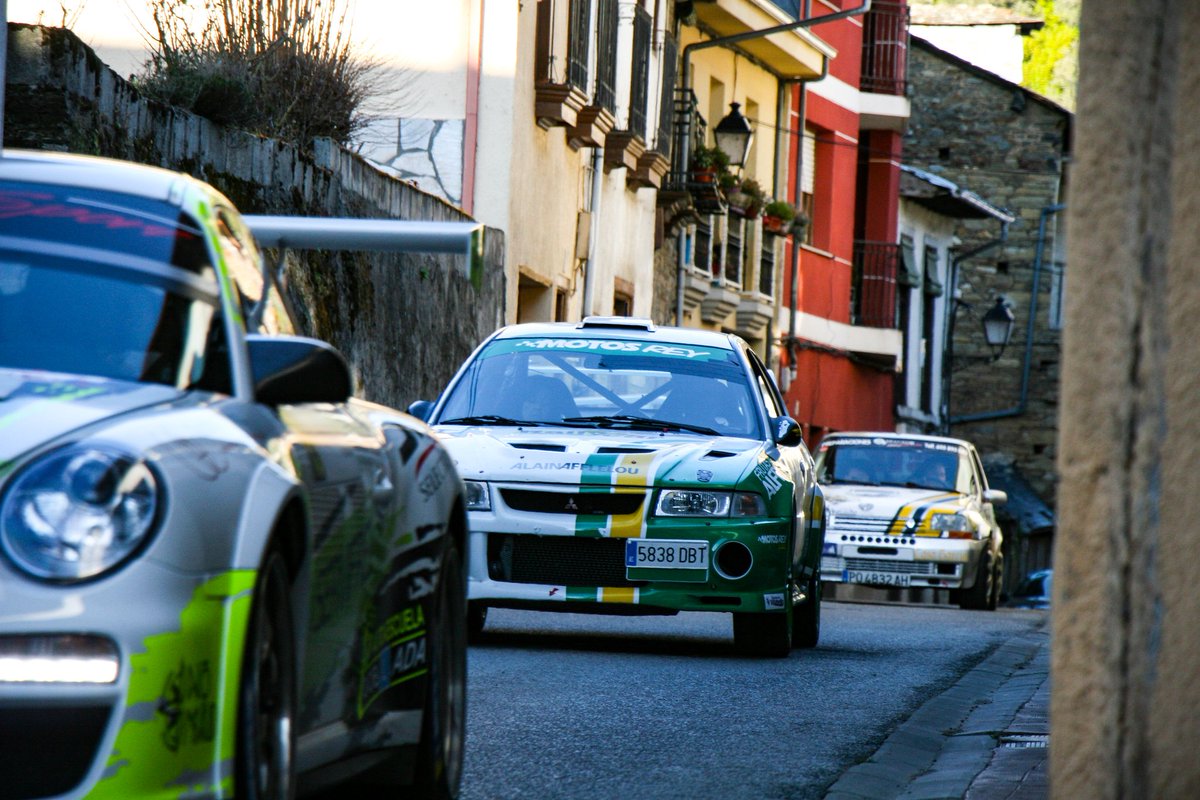 RDMediaes's tweet photo. 📸 3 generaciones diferentes del automovilismo gallego por las carreteras leonesas 😍
#RDMedia #FollowRD #RallyeLaMencia #Media #RRSS https://t.co/yNxdZg6P2y