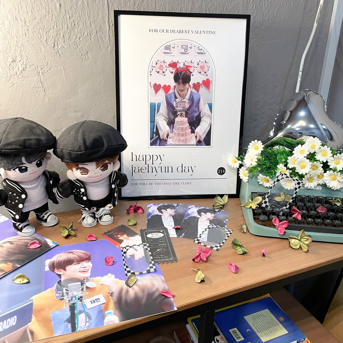 forgetmenot0214's tweet photo. thank you for coming down and celebrate jaehyun day with us! (｡◠‿◠｡) remember to post your pictures from the event and participate in our hashtag event by this weekend if you are interested to join our poster giveaway ☺️ our fanpacks are still available for purchase as well! https://t.co/AZXkh14vwZ