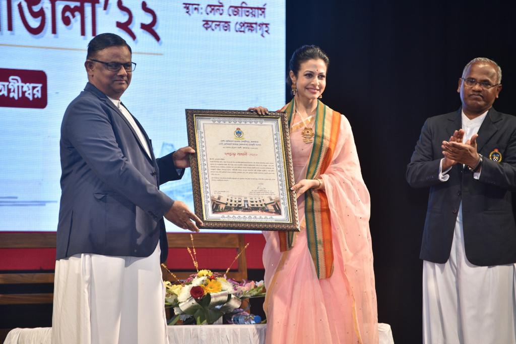 YourKoel's tweet photo. ম���ান ভাষাদিবসে সেন্ট জেভিয়ার্স আয়োজিত "দশভূজা বাঙালি"র মতো অনন্য সম্মান পেয়ে আমি অভিভূত এবং কৃতজ্ঞ। 🙏 https://t.co/DfXzVxhD57