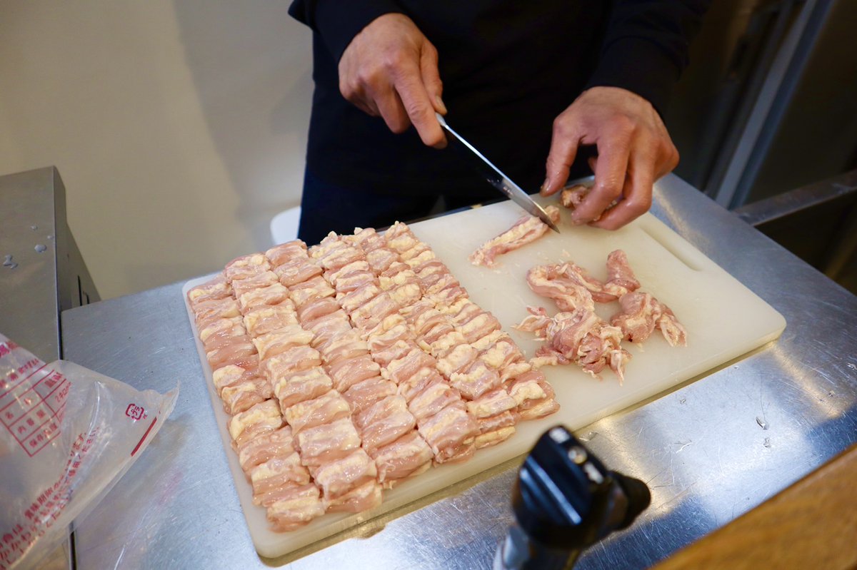MeshioIizuka's tweet photo. 昨日は焼き鳥屋居酒屋さんの仕込み・調理風景の撮影をさせていただきました！
現在編集中です。

楽しみにお待ちください！

#焼鳥
#大阪グルメ
#厨房動画 https://t.co/W2rC3dCQlq