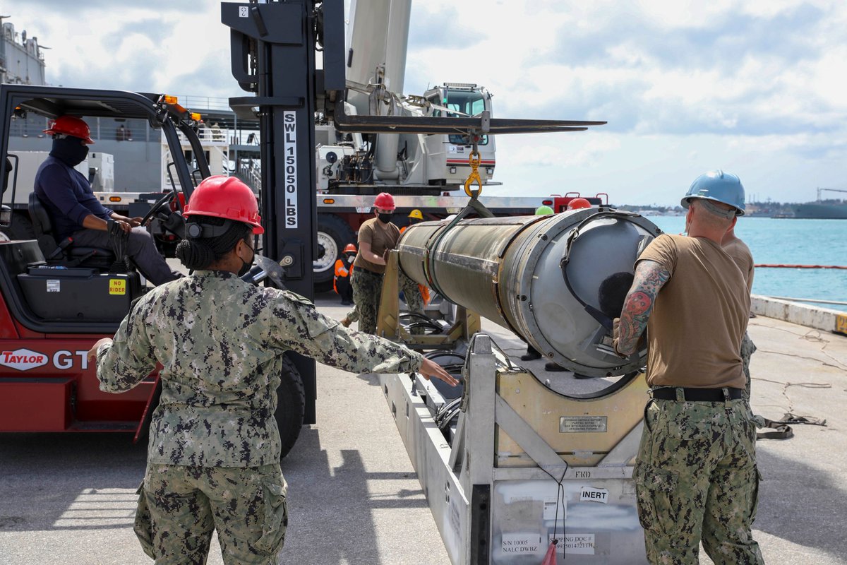 Descargando los misiles de crucero #Tomahawk #TLAM del #SSN758 #USSAsheville desde el AS39 USS Emory S. Land en #Guam navy.mil/Resources/Phot… navy.mil/Resources/Phot… navy.mil/Resources/Phot…