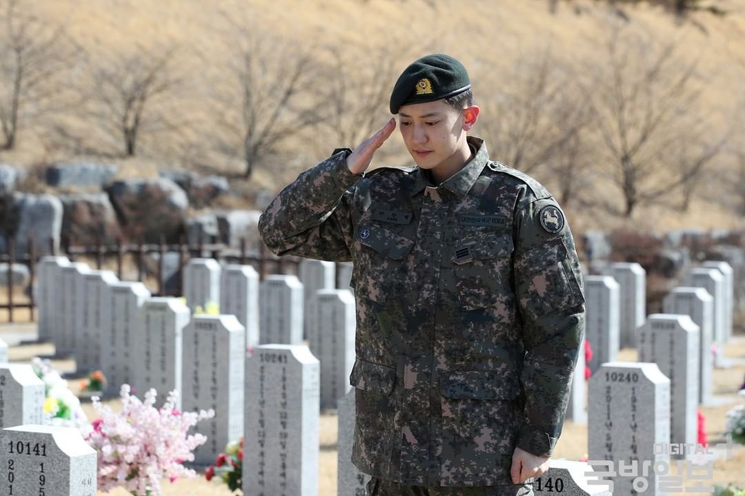 EXOURCEID's tweet photo. 220222 [IG] koreadefensephotolab update with #CHANYEOL 

Kopral Park Chanyeol mengunjungi makam kakeknya yang merupakan seorang Veteran Perang Korea

‘Aku akan melakukan yang terbaik di militer’

🔗: https://t.co/FsaxqHcfgW

#찬열 #엑소찬열 #엑소 #EXO @weareoneEXO https://t.co/By3188OYuK