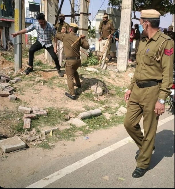 jatin9711545738's tweet photo. @gurugramuniver1
@DC_Gurugram 
@cmohry 
@mlkhattar 
How can they beat us without any reason shame on gurugram police and gurugram university 
क्या हम चोर लुटेरे है या कोई आतंकवादी
जो कि हम पर laathi charge किया गया https://t.co/71K9OAKyQ8