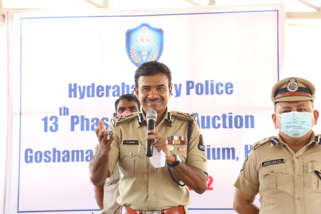 hydcitypolice's tweet photo. 601 seized and abandoned vehicles have gone up for public auction conducted by Hyderabad City Police at Goshamahl police grounds.On Tuesday, 
Hyderabad Police Commissioner Sri CV ANAND IPS has inaugurated the 13th phase public auction. https://t.co/NECeMaC3kG