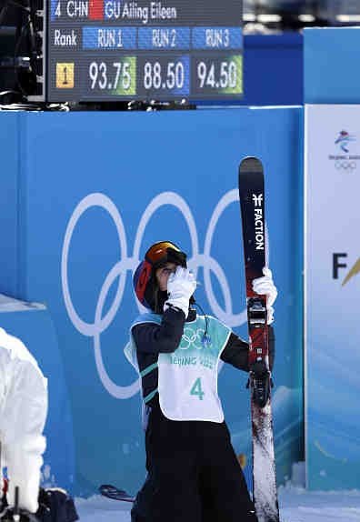 EileenFengGu's tweet photo. @Beijing2022 
唯一一位赢得“大满贯”（世界杯、xgames、世界锦标赛和奥运会）的自由式滑雪女运动员
中国历史上第一位奥运会自由滑雪金牌和奖牌得主
感谢我的妈妈、家人和朋友们，教练和赞助商对我的支持，也感谢所有参加比赛的女孩们，她们不仅挑战极限，而且还带着微笑，友谊和体育精神做到了这一点。 https://t.co/lbDaEhttOm