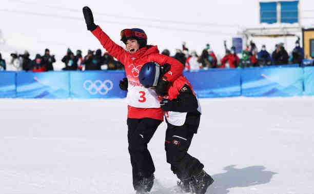 EileenFengGu's tweet photo. @Beijing2022 
唯一一位赢得“大满贯”（世界杯、xgames、世界锦标赛和奥运会）的自由式滑雪女运动员
中国历史上第一位奥运会自由滑雪金牌和奖牌得主
感谢我的妈妈、家人和朋友们，教练和赞助商对我的支持，也感谢所有参加比赛的女孩们，她们不仅挑战极限，而且还带着微笑，友谊和体育精神做到了这一点。 https://t.co/lbDaEhttOm