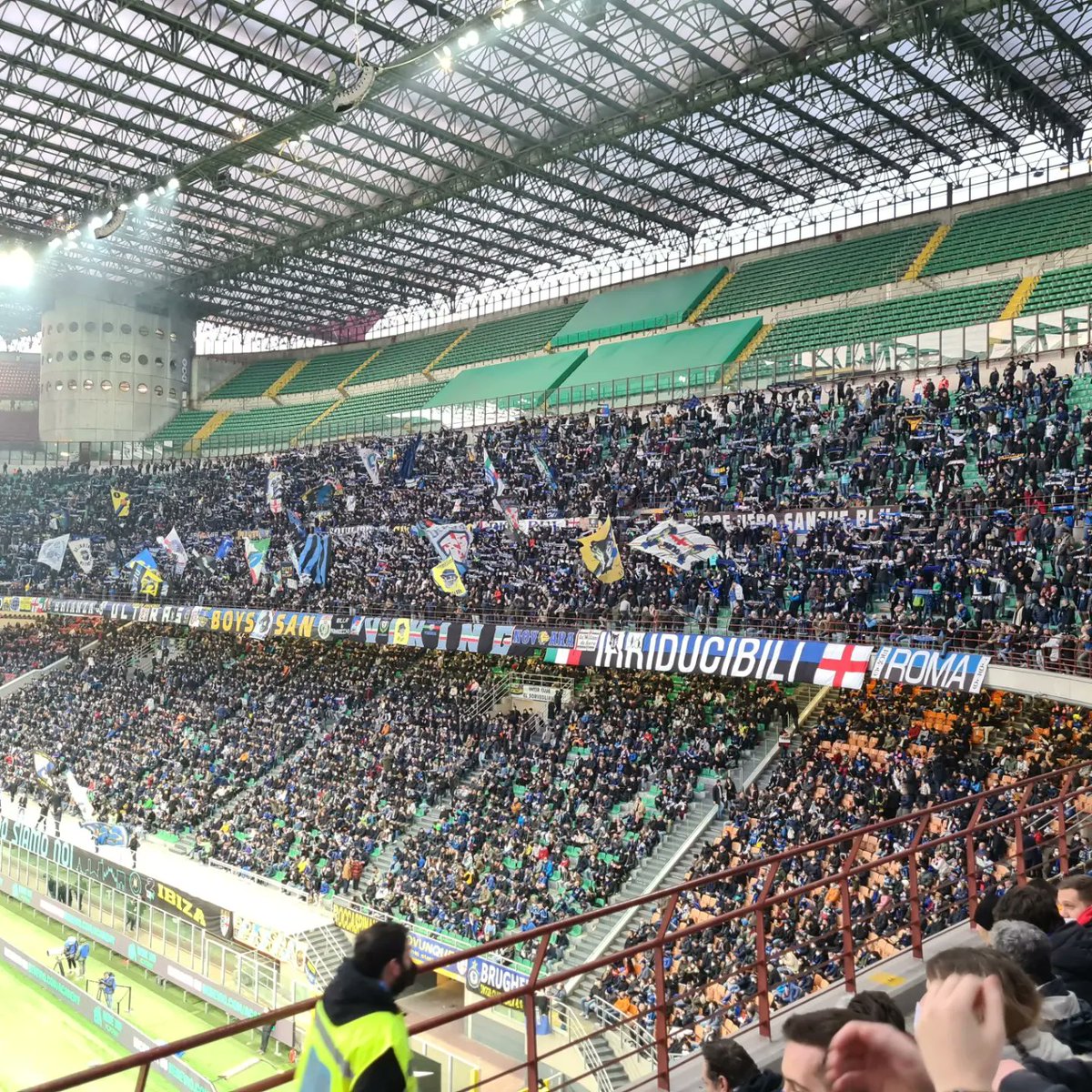 If anyone gets the chance to watch Italian football live then you're in for a treat. Highly reccomend. The Curva Nord at Inter didn't stop signing throughout, despite the scoreline #InterMilan #Internazionale #CurvaNord #SanSiro #StadioGiuseppeMeazza #SerieA #ItalianFootball