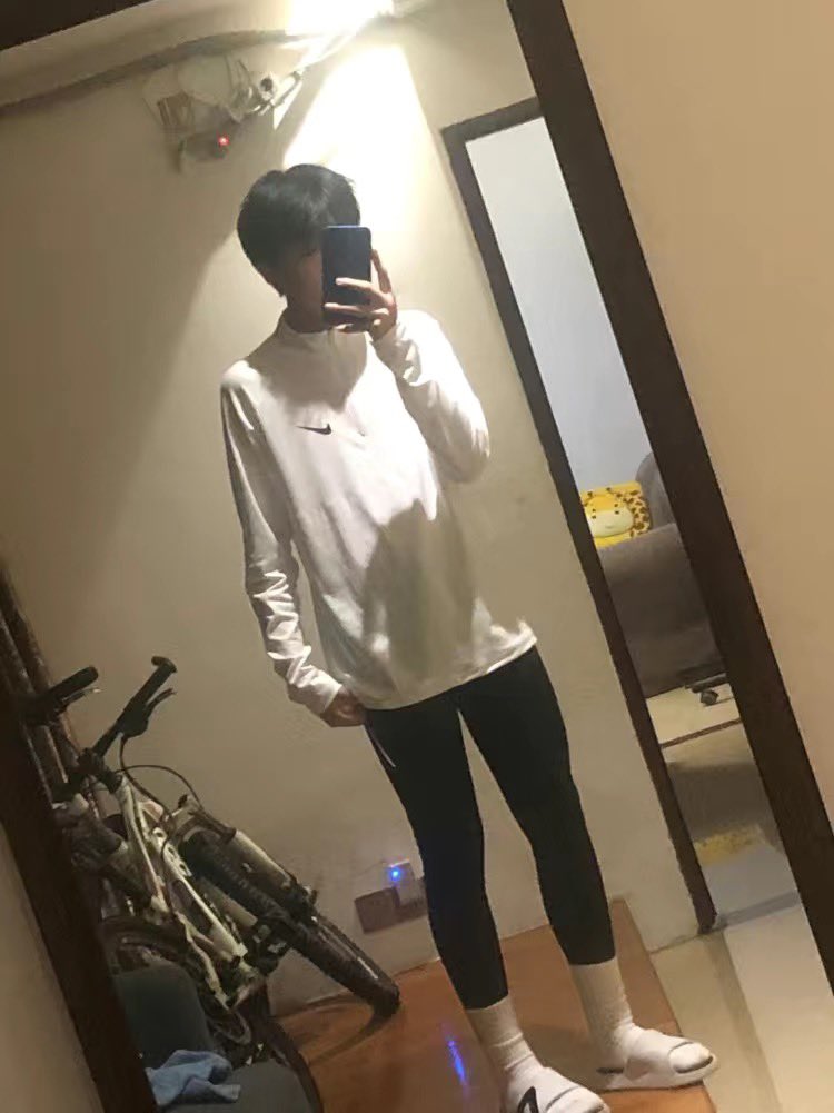 LINXI200209's tweet photo. 这个天气这么快就转夏了，急需骚逼来舔 https://t.co/5hdWTjcBD2