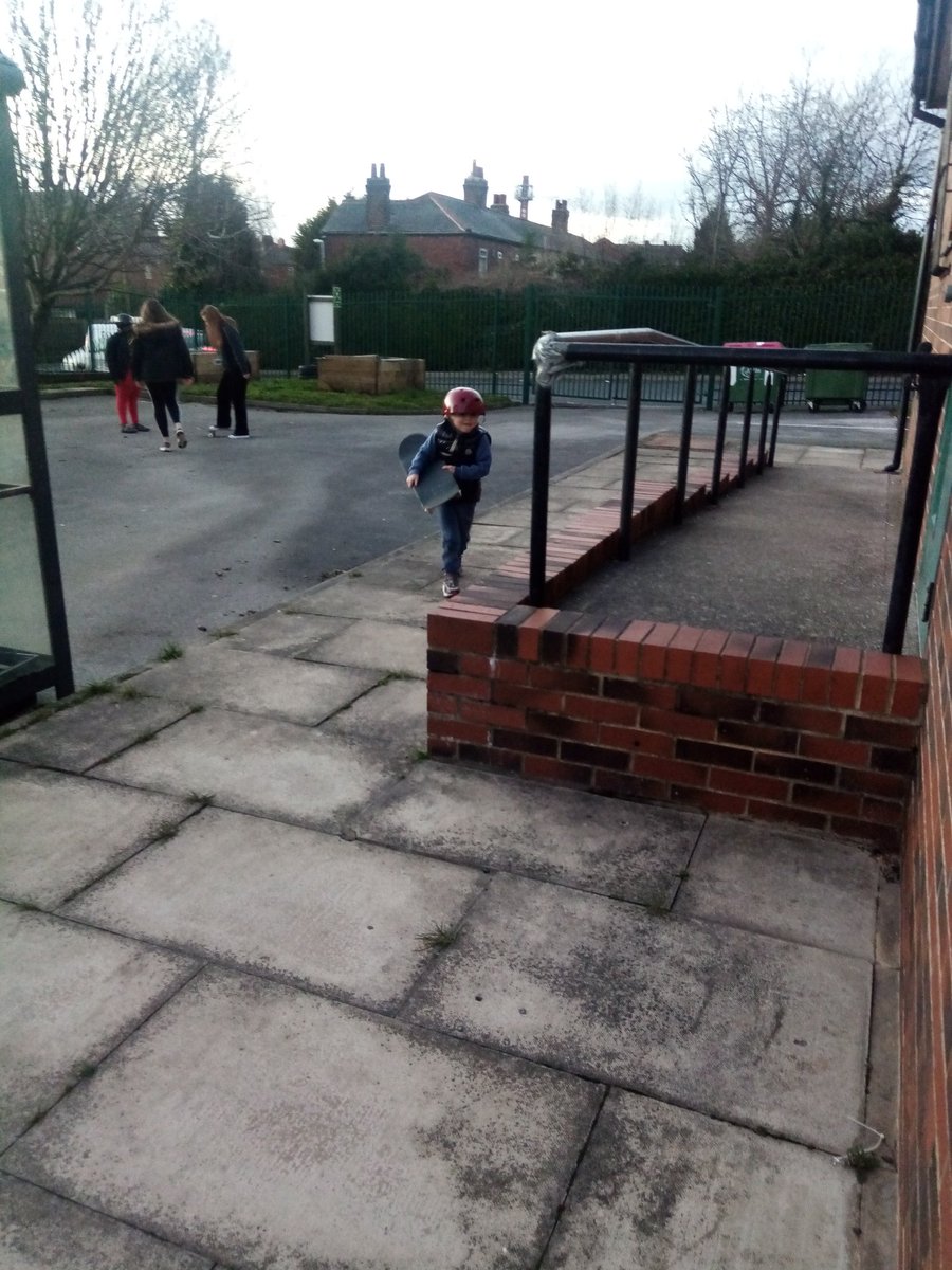 Healthy Holidays <a href="/nowells/">Nowell Strite</a> with <a href="/YouthAssocUK/">Youth Association</a> kids having fun making lava lamps, cake bombs and skateboarding. Lots more to do on Wednesday. #keepingthekidsactiveandhealthy
<a href="/GroupNowell/">Nowell Mount Community Group</a> #healthycommunities
#happykids