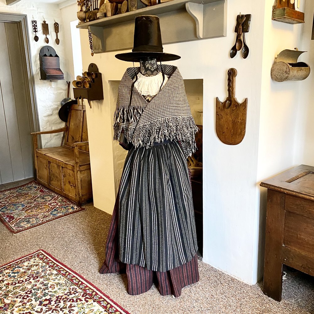 antiques_atlas's tweet photo. Spectacular Complete Welsh Ladies Costume c1870
Please click link for more details and how to purchase
https://t.co/v5VS3ACk6f
Welsh Vernacular Antiques
@WelshVernacular
#welshvernacularantiques #welshvernacular #welshantiques
#welshladiescostume #welshladies #welshladieshat https://t.co/WbQZptOv4e
