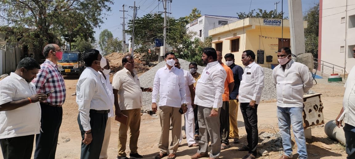 MayorSBR's tweet photo. బోడుప్పల్ నగర పాలక సంస్థ యందు గల 13వ డివిజన్ లోని రాజీవ్ నగర్ డబుల్ బెడ్ రూమ్ ఇండ్ల వద్ద గల అస్తవ్యస్తంగా ఉన్న రోడ్డును మేయర్ సామల బుచ్చిరెడ్డి గారు పరిశీలించారు.అట్టి రోడ్డును సీ సీ రోడ్డుతో అభివృద్ధి చేసి మెయిన్ రోడ్ కు కలపాలని అధికారులను ఆదేశించారు. https://t.co/chFJo4XTHP
