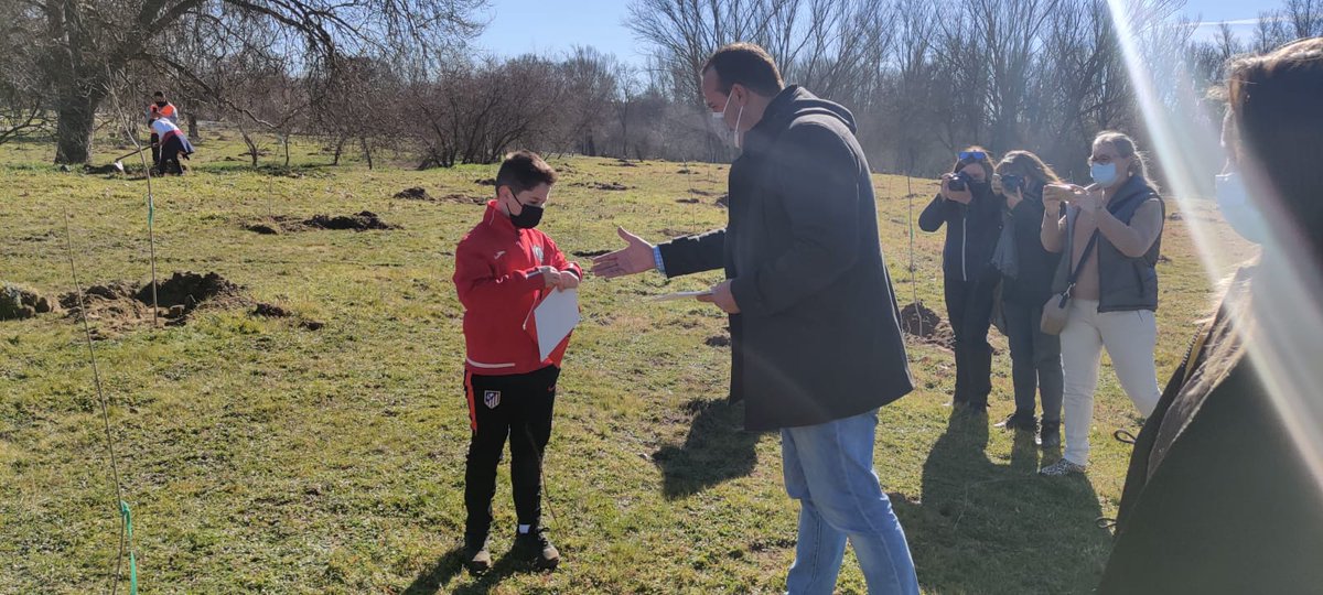 AytoSantaMarta's tweet photo. La explanada central de la Isla del Soto se convertirá en una gran fresneda gracias al trabajo de los niños de los tres colegios de Santa Marta que esta semana plantarán 567 nuevos ejemplares en este gran paraje natural. 
https://t.co/tsFvLvzOau https://t.co/oUnDRZLbUq