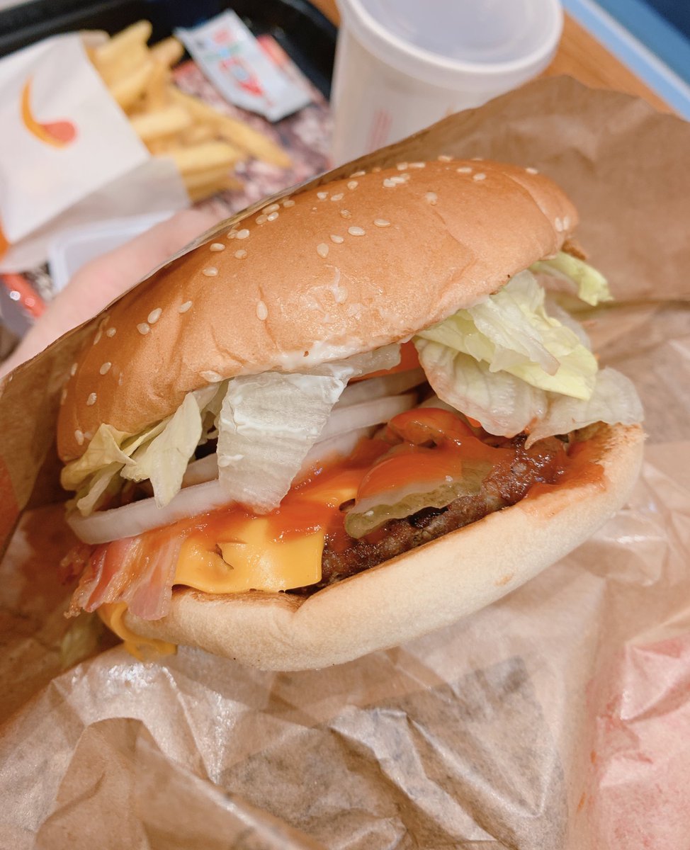 ベーコンチーズワッパー野菜ピクルスソースマシ😋 