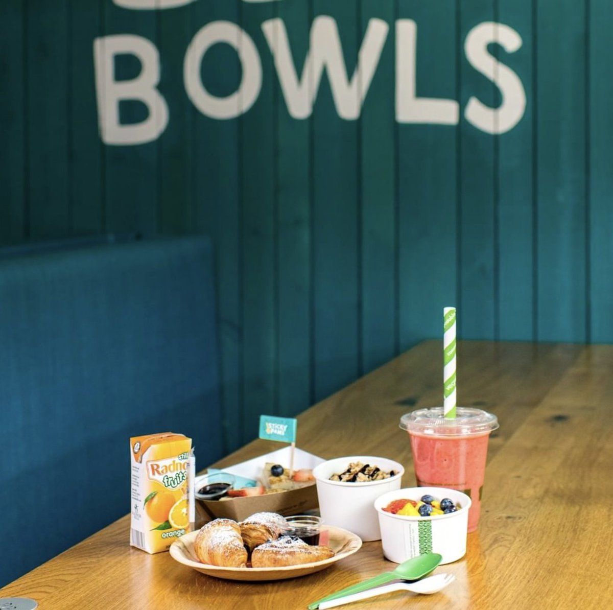 barons_quay's tweet photo. Fancy something yummy this half-term? ๐ There's a feast of dishes waiting for you and your littles ones down at @stickypawsff! From breakfast bowls to lunch time meatball mayhem, refillable drinks and @theicecreamfarm ice cream๐๐ง #StickyPaws #Northwich #cheshirefamilies https://t.co/UrAL254Az7