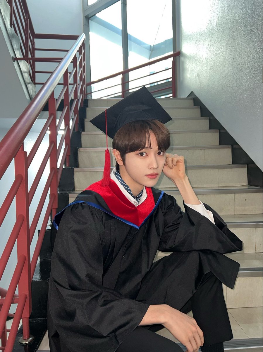 Suungchann's tweet photo. Since it's graduation season, I wore a
graduation cap for today's NiNiNi to
celebrate all of the students who
succeeded this year. https://t.co/TQr2tcZL8S