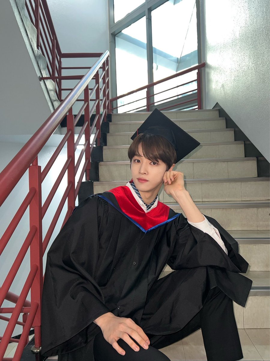Suungchann's tweet photo. Gradations take a lot of work, but you do get there gradually, and each step is a victory. Caps off to you, Graduate!🎓🥂 https://t.co/X3uDzMVSpl