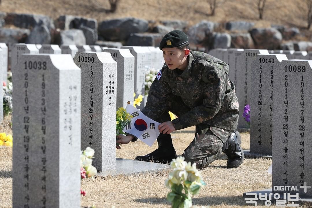 ChanyeolGlobal's tweet photo. 220222 [IG] koreadefensephotolab update with #CHANYEOL (1/3)

“Corporal Park Chanyeol visited his grandfather who is a Korean War Veteran in Daejeon Cemetery.”

🔗 https://t.co/sVbEmnqcga

#찬열 #엑소찬열 #チャニョル #朴灿烈 @weareoneEXO https://t.co/fGgXogODaP