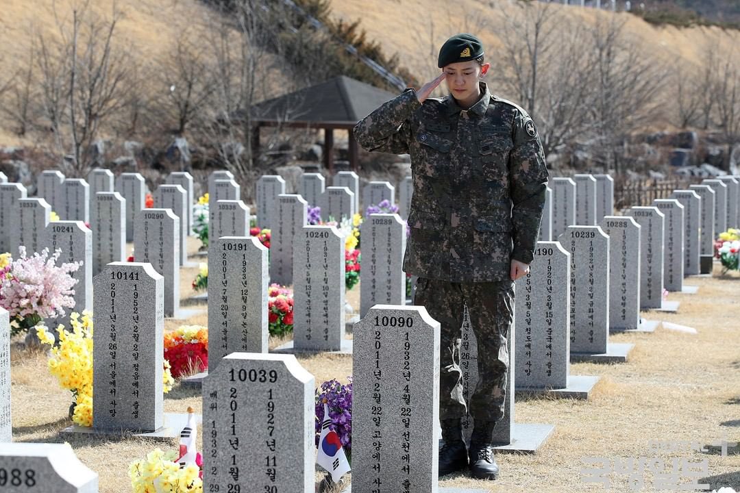 ChanyeolGlobal's tweet photo. 220222 [IG] koreadefensephotolab update with #CHANYEOL (1/3)

“Corporal Park Chanyeol visited his grandfather who is a Korean War Veteran in Daejeon Cemetery.”

🔗 https://t.co/sVbEmnqcga

#찬열 #엑소찬열 #チャニョル #朴灿烈 @weareoneEXO https://t.co/fGgXogODaP