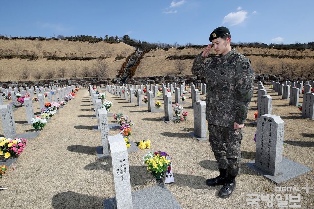ChanyeolGlobal's tweet photo. 220222 [IG] koreadefensephotolab update with #CHANYEOL (1/3)

“Corporal Park Chanyeol visited his grandfather who is a Korean War Veteran in Daejeon Cemetery.”

🔗 https://t.co/sVbEmnqcga

#찬열 #엑소찬열 #チャニョル #朴灿烈 @weareoneEXO https://t.co/fGgXogODaP