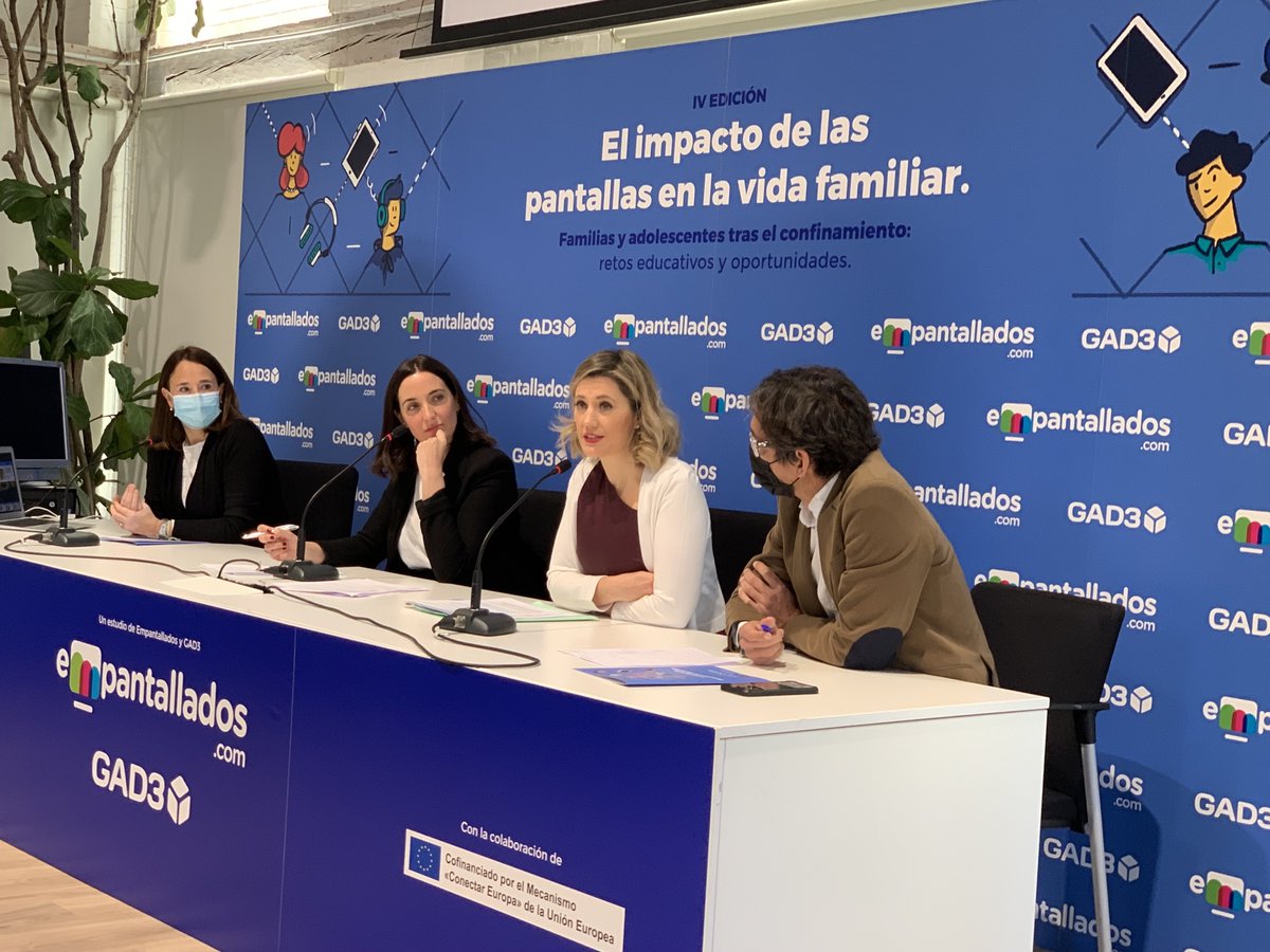 Empantallados_'s tweet photo. Continúa comentando el informe @silviaalava "Tenemos que dejar de utilizar las nuevas tecnologías como anestesiadores emocionales. Y buscar ocio más allá de lo digital" #PantallasEnCasa https://t.co/IpRyOXldp6