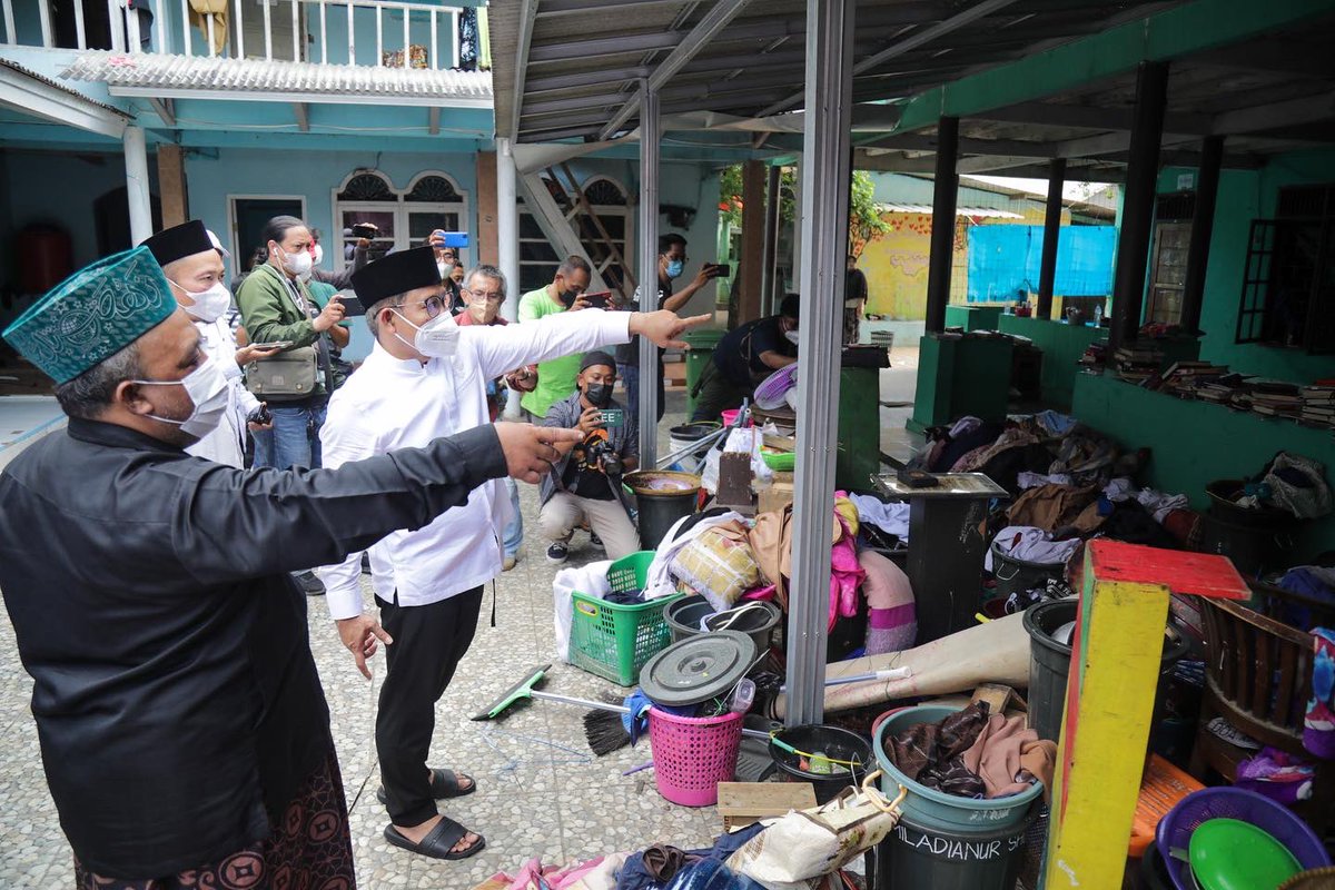 Innalillahy wainna ilaihy rojiuun
Kesedihan yang mendalam atas musibah kebakaran di Pesantren Miftahul Khoirot Kerawang Jabar.
8 santri Madrasah Ibtidaiyah meninggal karena terbakar.
Kesedihan luarbiasa yang dialami para orang tua yang sebemtar lagi lulus MI/SD dan hafal 2 juz