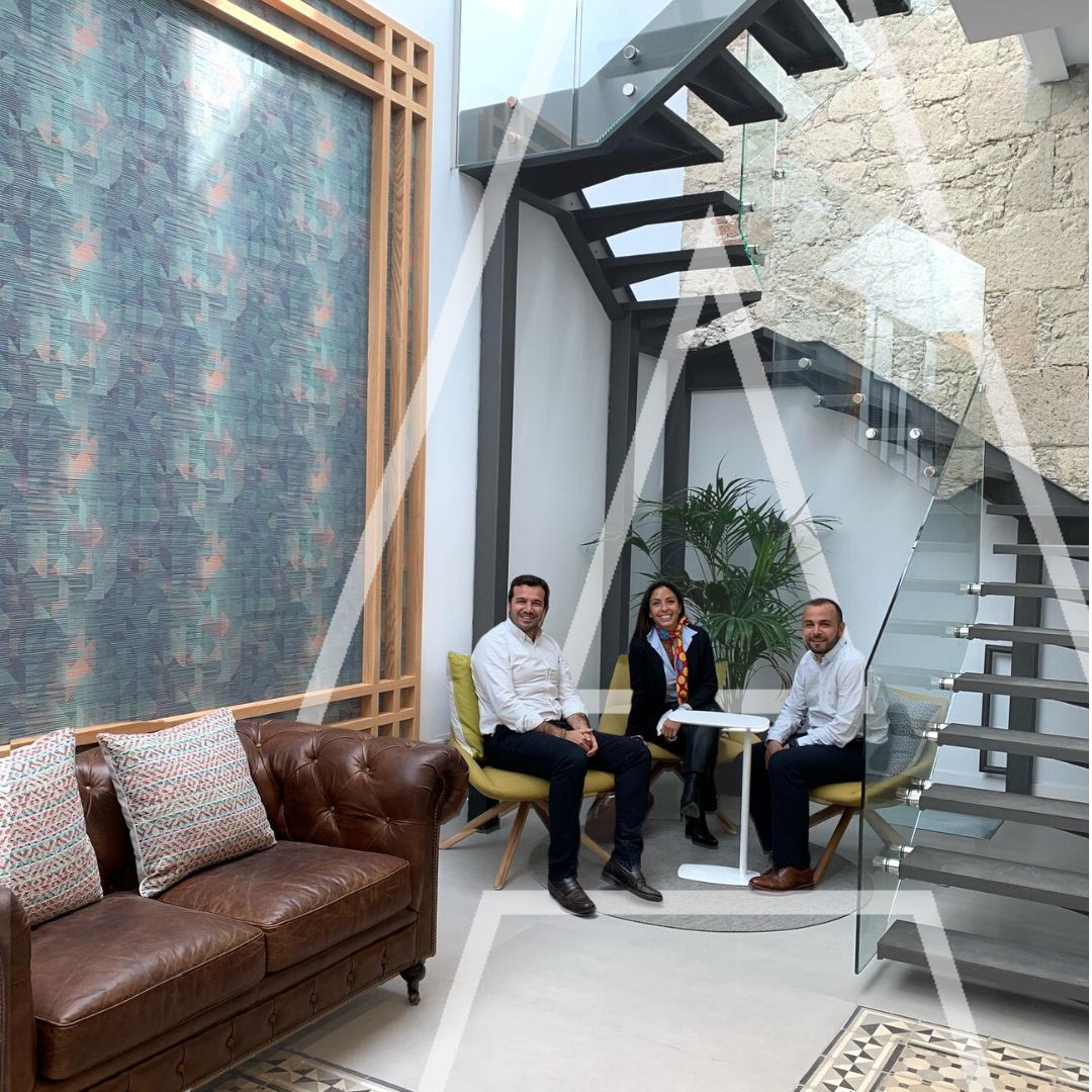 IEExecutiveEdu's tweet photo. La semana pasada, Claudia López, visitó la nueva sede de Asic Consultores, de la mano de los alumni del Advanced Management Program Canarias de @IEbusiness, que han sido capaces de implementar en su empresa planteamientos estratégicos. https://t.co/tV4CGH7m5l https://t.co/7F37gacYd0