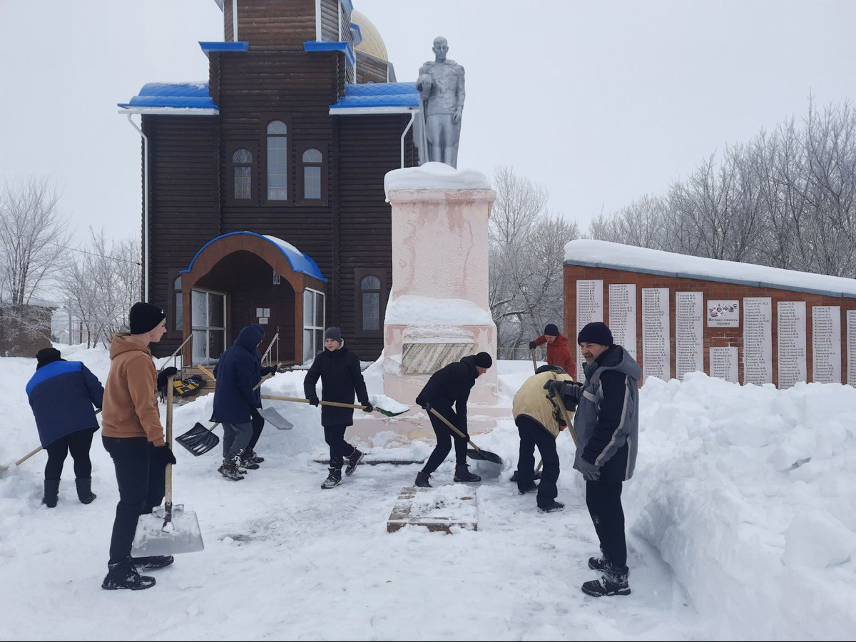 V_Paramzin's tweet photo. Активисты сельского поселения Дубовый Умет расчистили от снега территорию у памятника воинам-землякам, погибшим в годы Великой Отечественной войны, чтобы в День защитника Отечества 23 февраля жители смогли прийти к мемориалу и почтить память павших воинов.#Защитимпамятьгероев https://t.co/v7KnEyYG9l