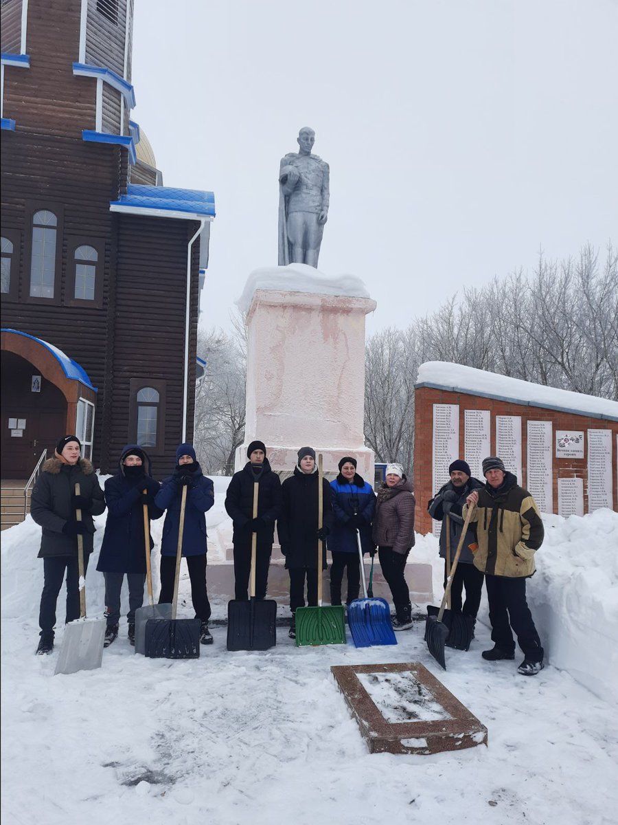 Активисты сельского поселения Дубовый Умет расчистили от снега территорию у памятника воинам-землякам, погибшим в годы Великой Отечественной войны, чтобы в День защитника Отечества 23 февраля жители смогли прийти к мемориалу и почтить память павших воинов.#Защитимпамятьгероев