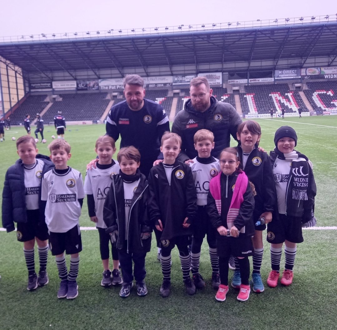 Youth supporters with the Gaffer <a href="/davedemps13/">David Dempsey</a> and Captain Burkey
#widnesfcyouth #widnesfc #oneclub
