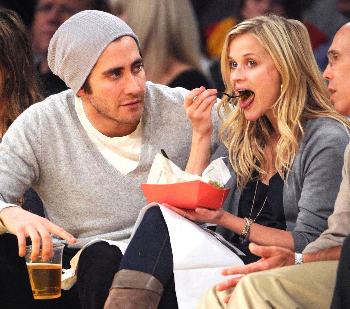 Тейлор свифт и джейк джилленхол. Джейк гилленхаал и риз уизерспун. Красивая девушка с телефоном в руках. Любовный треугольник. Импозантный мужчина.