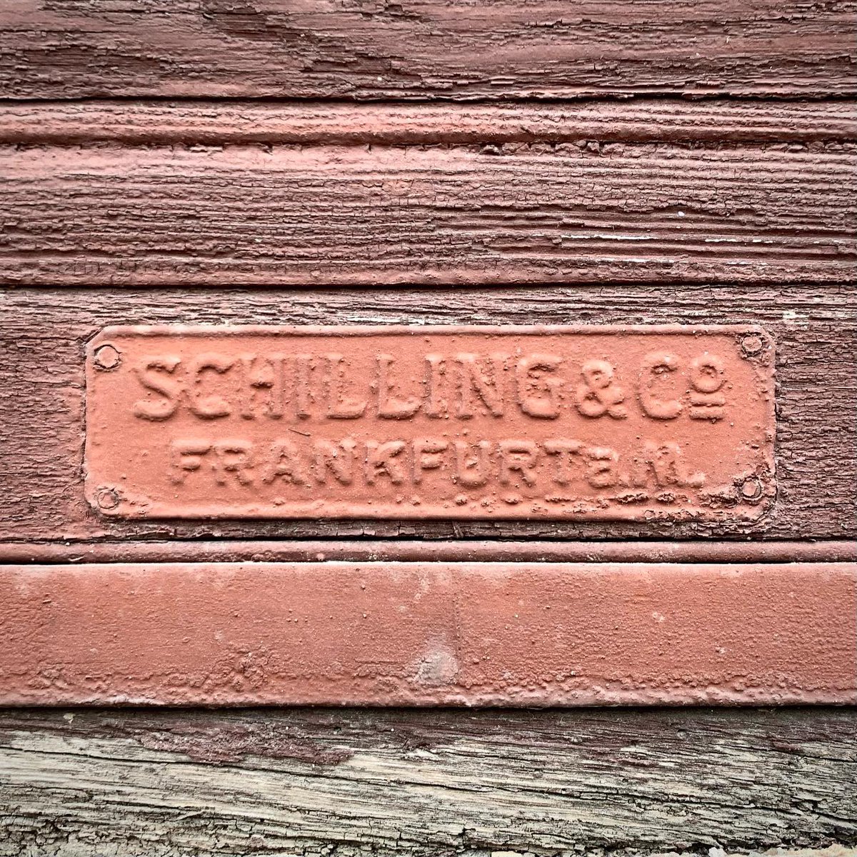 casedeepoca's tweet photo. Wooden blinds maker name plate seen at a Little Paris style wagon type house, built in the 1910s, in Calea Calarasi area of Bucharest. #nameplate #woodenblinds #littleparis #wagonhouse #1910s #labelleepoque #bucharest #balkans #southeasteurope #casedeepoca #valentinmandache https://t.co/HRapIR7U2P
