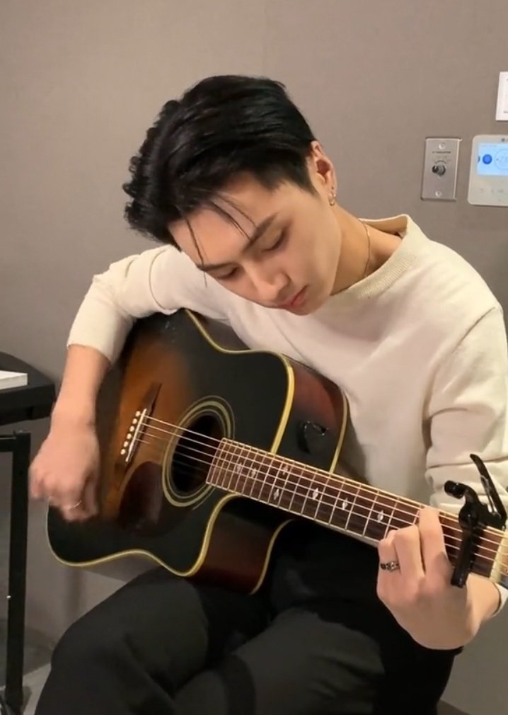 02EBOYS's tweet photo. when he https://t.co/O8DEKl8Wc0