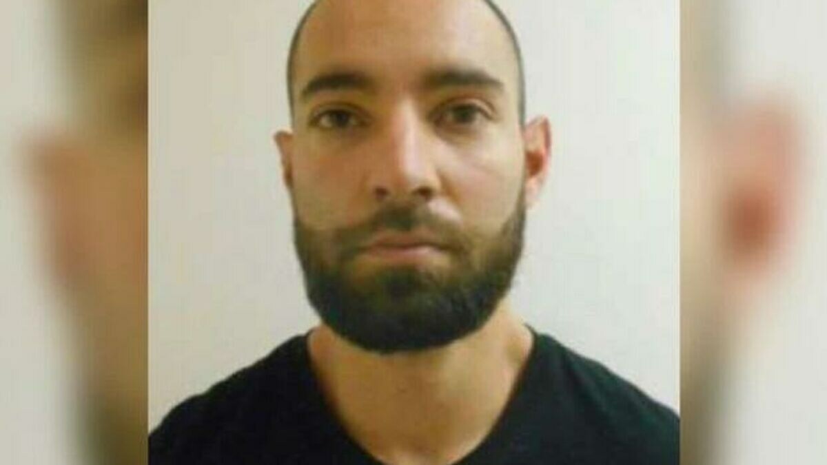 le_Parisien's tweet photo. 🔴 Le policier suspecté du meurtre de sa compagne à Paris a été interpellé dans le Var. 

Plus de trois semaines après la mort d'Amanda Glain, Arnaud B. s'est constitué prisonnier auprès de la gendarmerie
➡️ https://t.co/EdjEsXVle3 https://t.co/stW0qH8k56