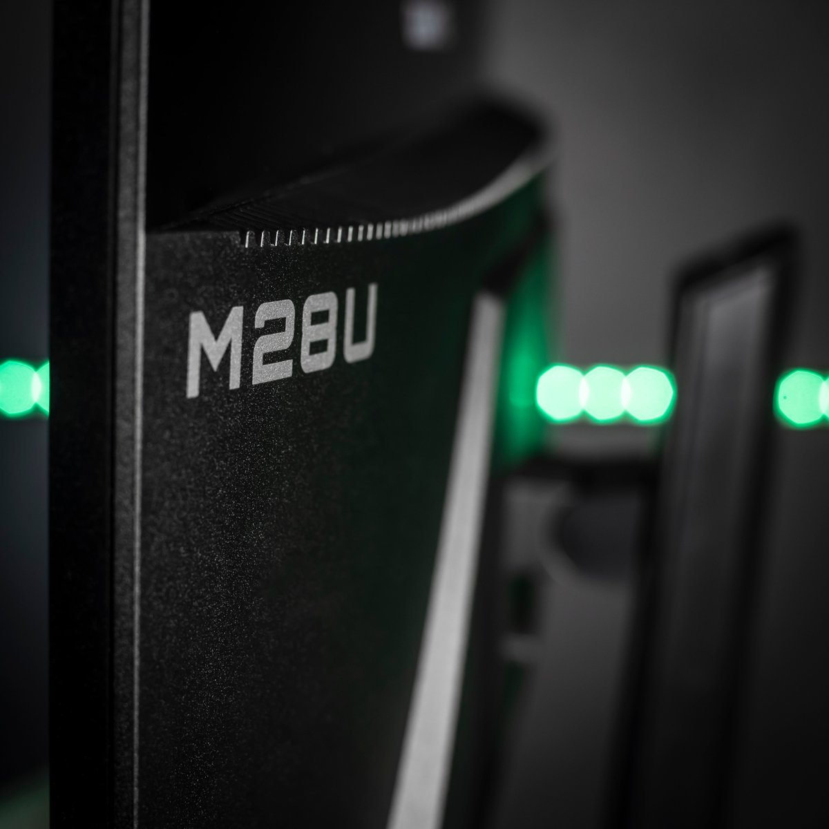 GIGABYTE_DE's tweet photo. What is more perfect than perfect symmetry? 
The ultimate gaming experience with M28U.

https://t.co/ah7b9mSLjt

#AORUS #GIGABYTE #M28U #4K #GamingMonitor https://t.co/gu4dB15KqT