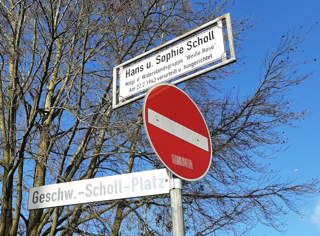22.2.1943
#KeinVergessen 
Vor 79 Jahren haben Nazis die mutigen Demokraten
Sophie und Hans #scholl
ermordet.
#NS
#Staatsterror
#NieWieder
#nieWiederFaschismus
#nieWiederKrieg

Keine Durchfahrt für 
Bösmenschen. 
#GeschwisterScholl
#innererKompass