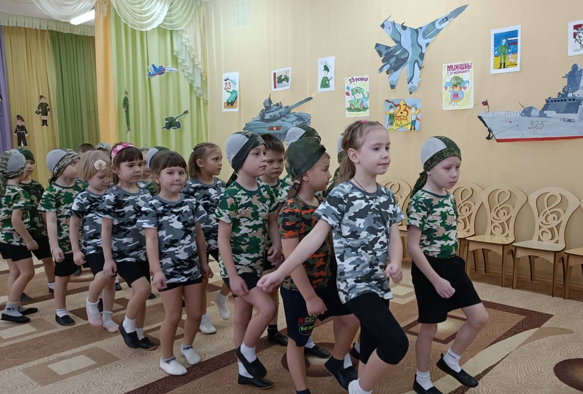 Поздравляем вас, мужчины,
С Двадцать третьим февраля!
Покоряйте все вершины,
Не сдавайтесь никогда!
Силы, храбрости, везения,
Чтобы грела вас любовь.
Пусть удача, мир, терпение
Побеждает вновь и вновь!