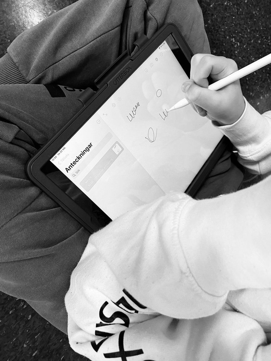 Testar Apple Pencil med eleverna i #åk4 Fullkomlig koncentration när eleverna provar grundläggande funktioner i text och bild <a href="/vaxmoraskolan/">Vaxmoraskolan</a>