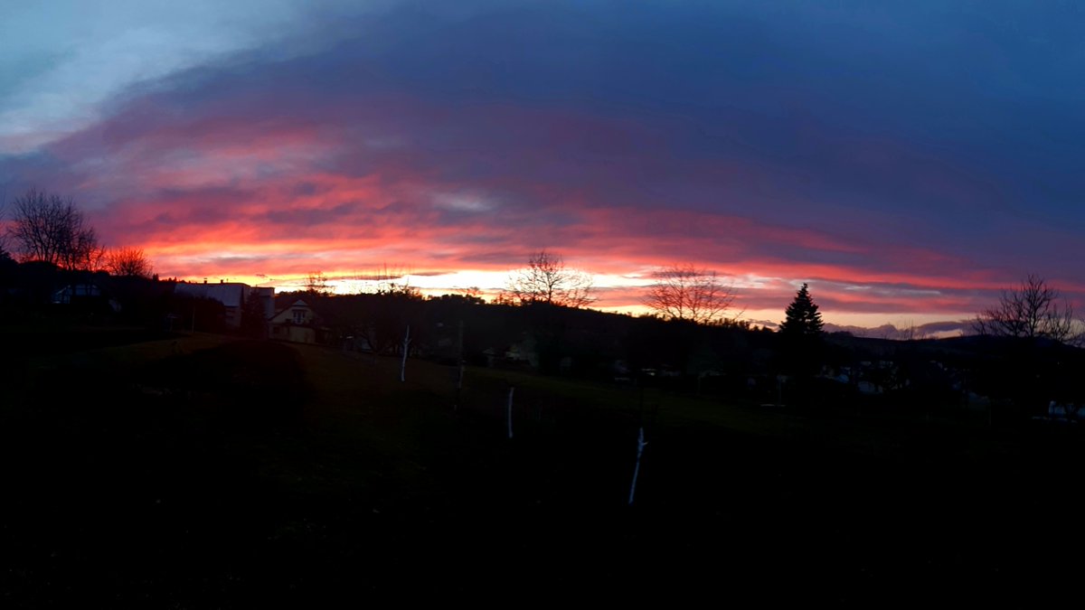MirkaMirrecka's tweet photo. Keď nebo čaruje 🙂

#slovakia #sky #heaven #kednebocaruje #mirkabellka https://t.co/R3PCxQ2by0