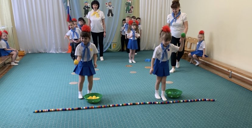 Стать солдатами не просто. Ребята ещё маленького роста. Но скоро они подрастут, дружно в армию пойдут. Будут на посту стоять. Будут мир наш охранять!