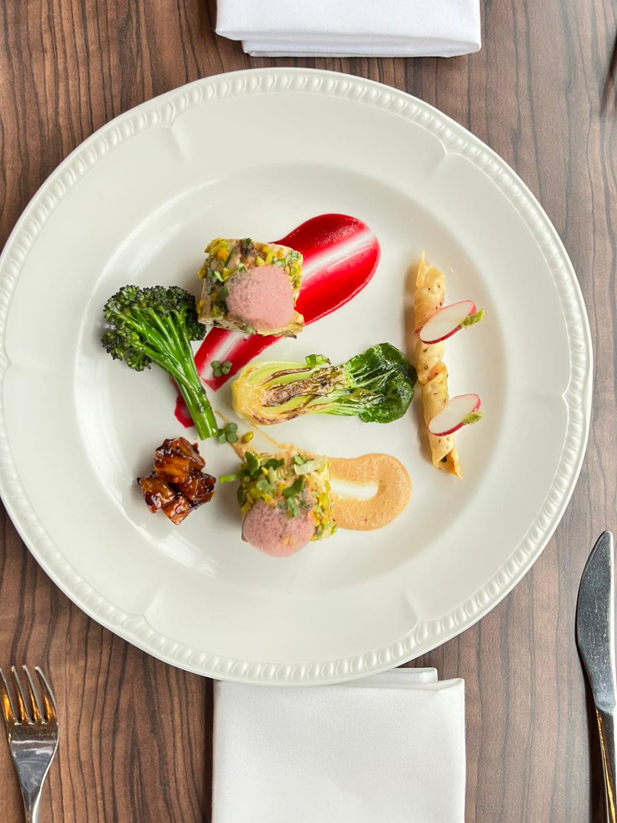 MridulaBaljekar's tweet photo. Winner of 2022 Indian Chef of the Year  #ashwanikumar, Head Chef at #MangoLounge #windsor with his winning dish. Smoked guinea fowl breasts stuffed with spinach,  feta cheese, raisins and pine nuts, garnished with beetroot froth https://t.co/V4th9idfJG